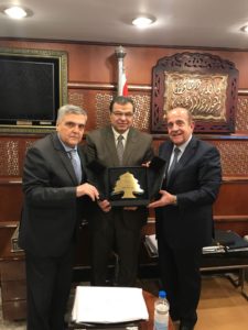 نسناس يتسلم الدرع